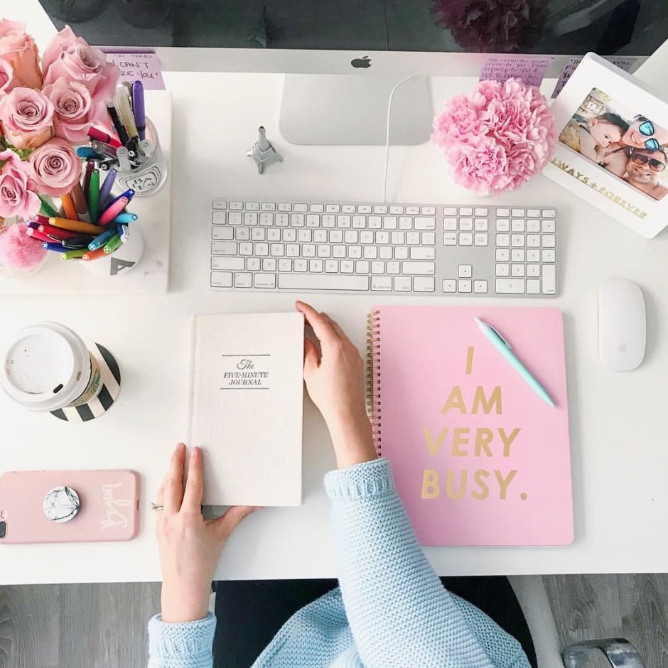 Ноутбук и ежедневник на столе