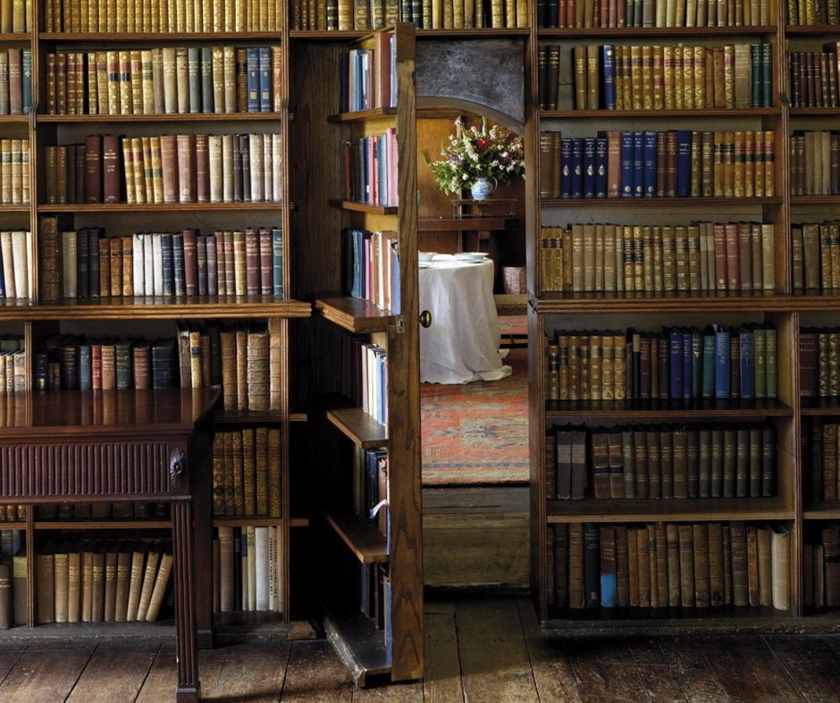 Комната с полками на рабочий стол