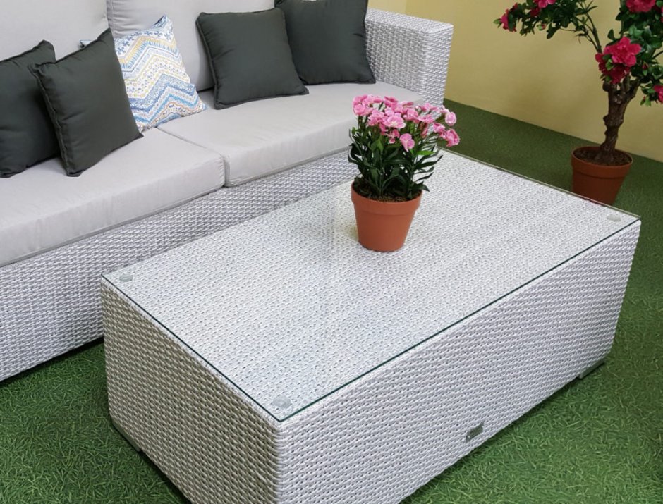 Столик из ротанга со стеклом