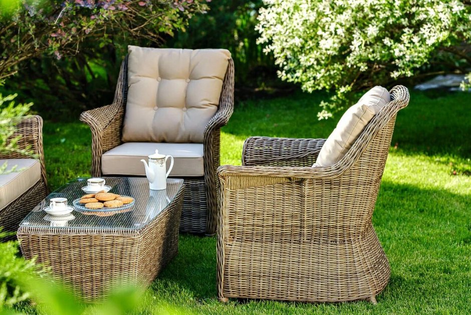 Столик из искусственного ротанга