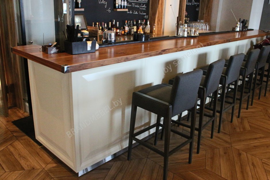 Раковина в барной стойке кафе