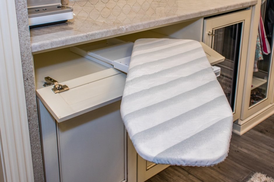 Гардеробная с гладильной доской