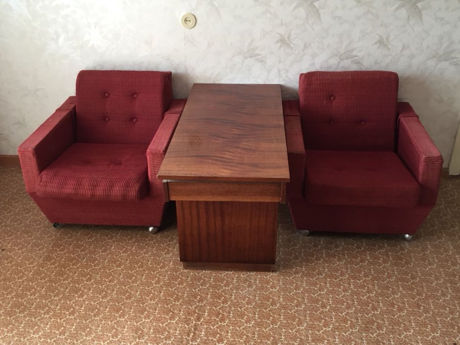 Кресло и журнальный столик