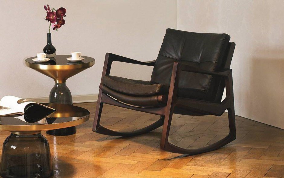 Два кресла и журнальный столик в интерьере