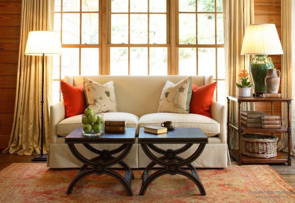 Кресла с журнальным столиком в интерьере