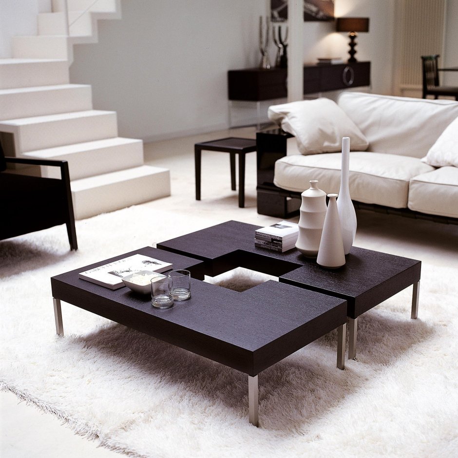 Журнальный столик с кожаной отделкой