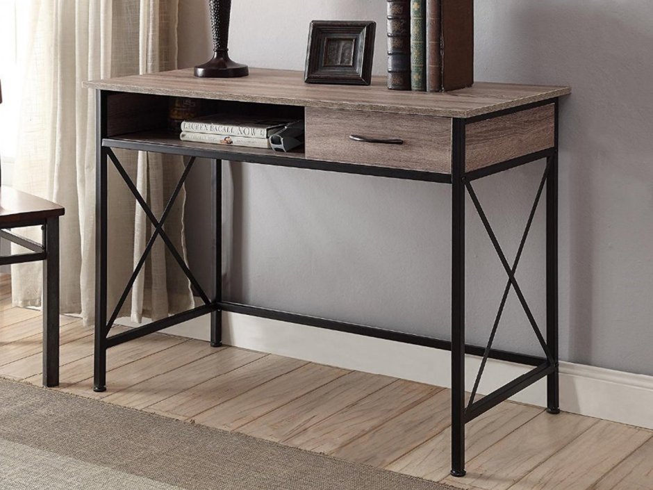 Письменный стол с железными ножками