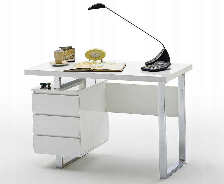 Письменный стол на металлическом каркасе