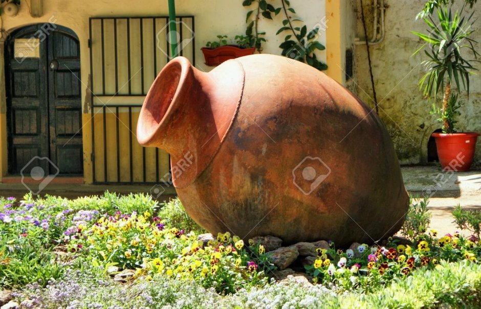 Амфора в декоре сада