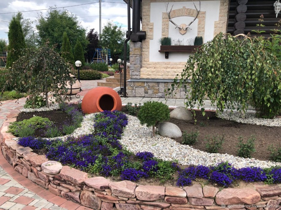 Клумба с кувшином