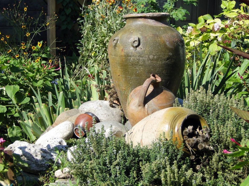 Кувшины в саду декор для сада