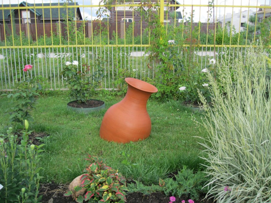 Амфора Садовая в ландшафте