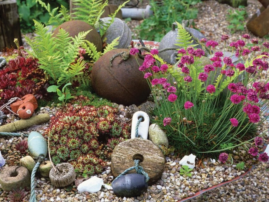 Композиция с кувшином в саду