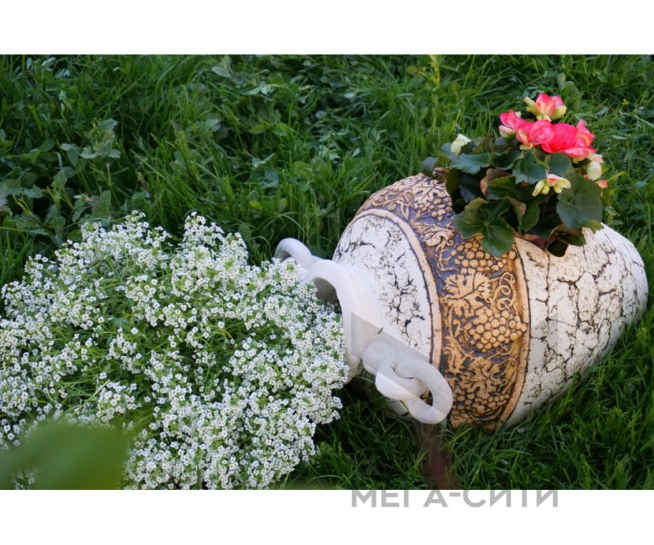 Клумба с амфорой