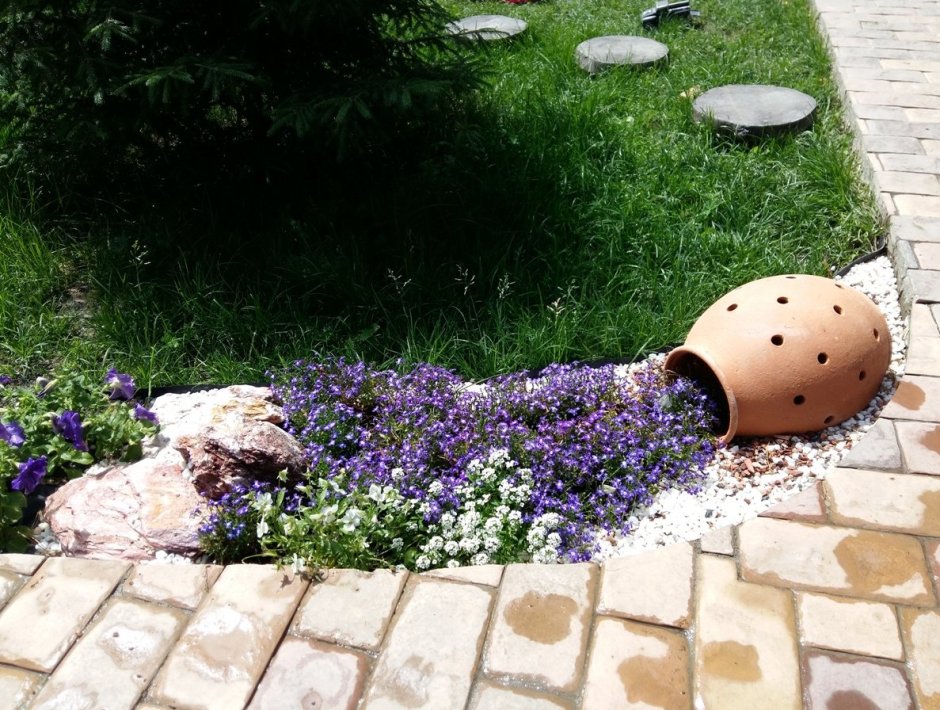 Украсить клумбу камнями