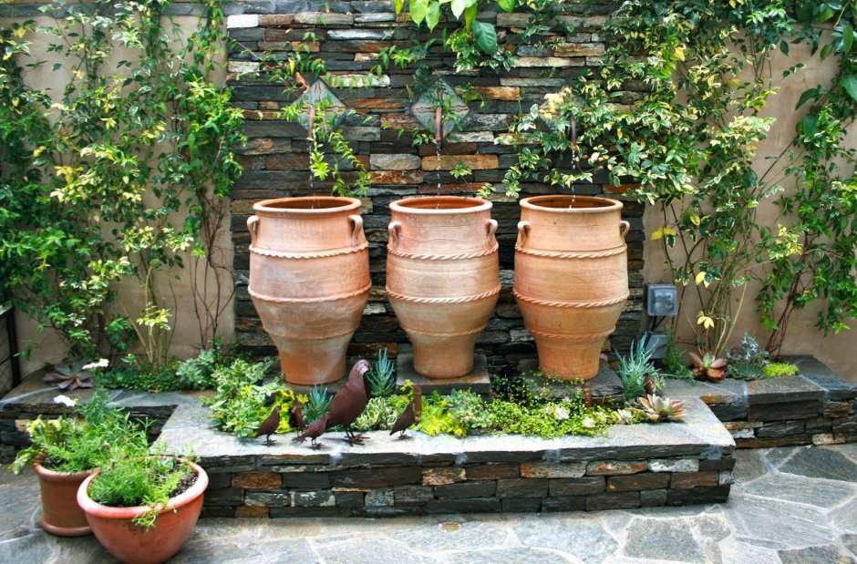 Кувшин в ландшафтном дизайне