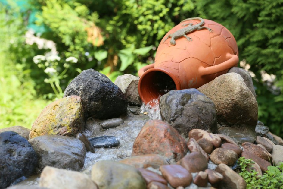 Декор с кувшином в саду