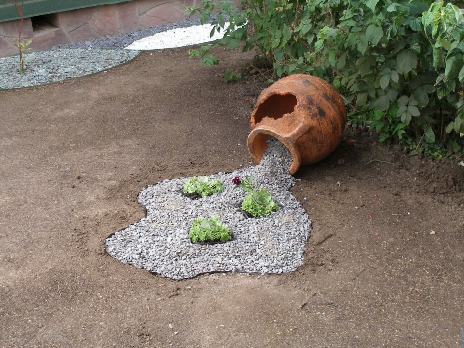 Клумба с кувшином