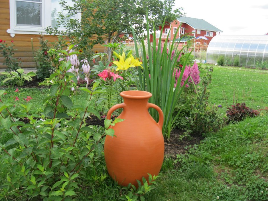 Амфора с цветами в ландшафтном дизайне