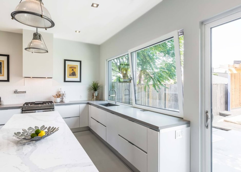 Пластиковое оень на кухне