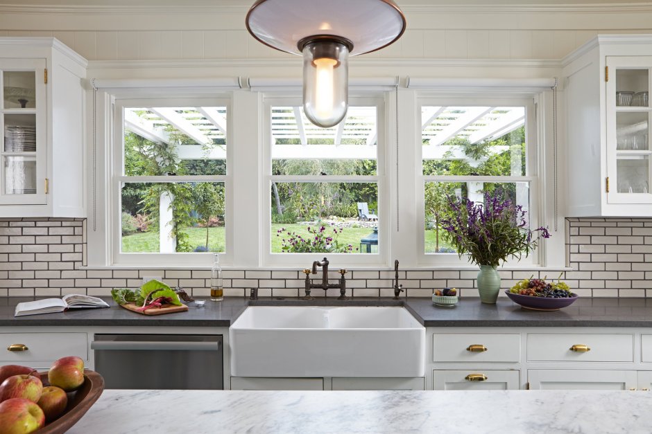 Кухня с видом в окно