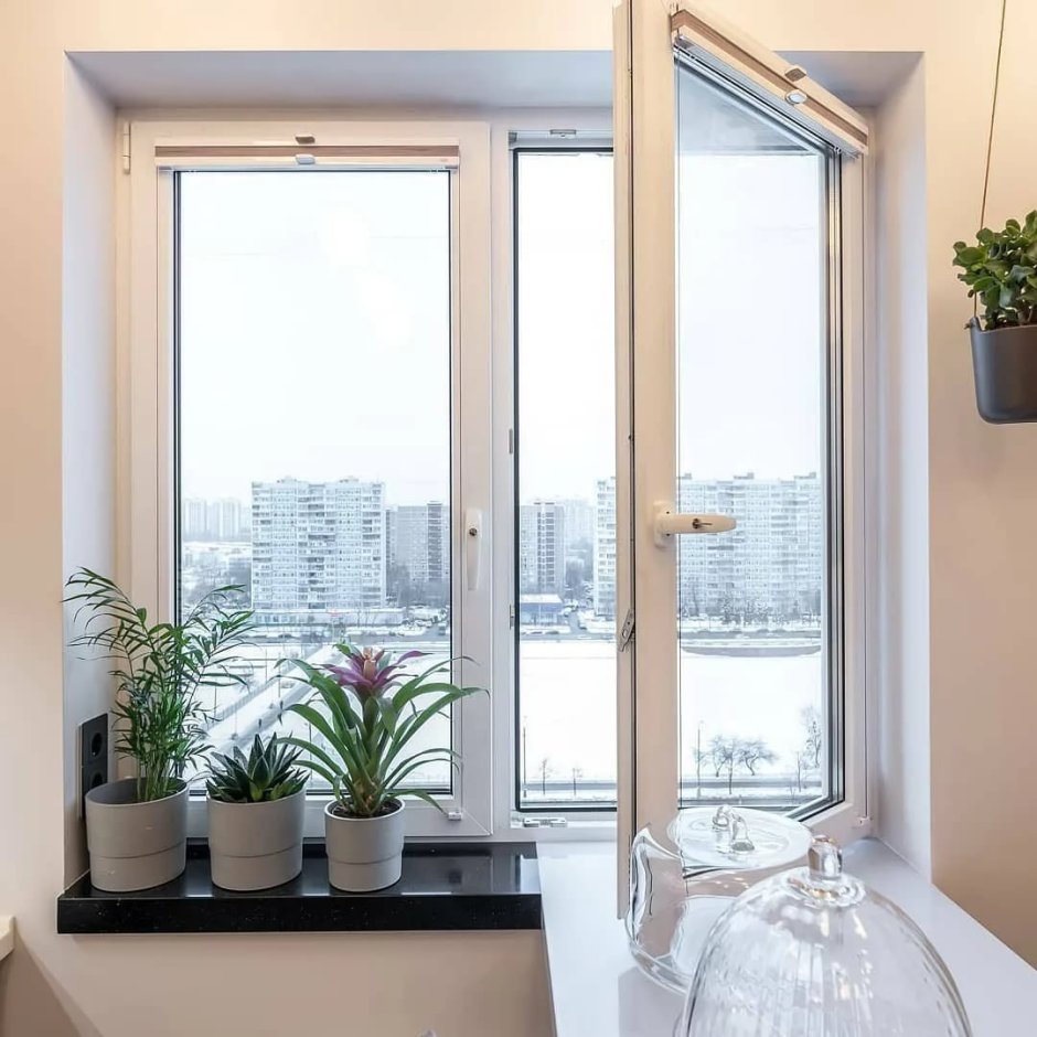 Цветные оконные рамы в интерьере