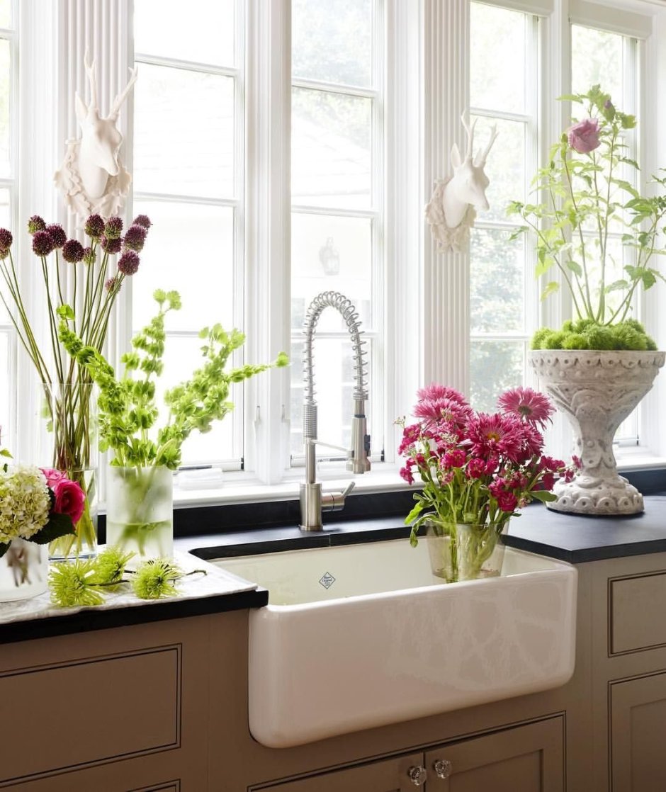 Кухня с большими окнами