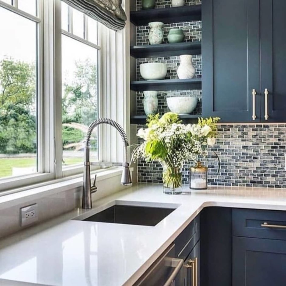 Кухня с большими окнами