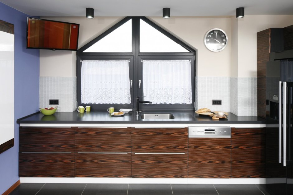 Горизонтальное окно на кухне