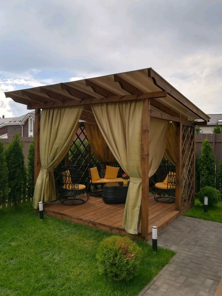 Деревянная беседка со шторами