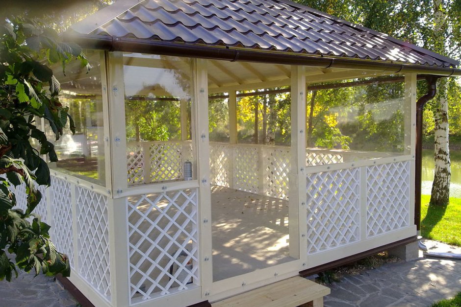 Беседка с пластиковыми окнами