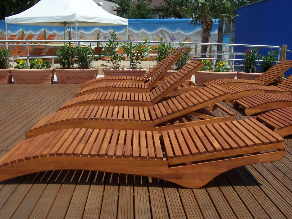 Шезлонг для дачи из дерева складной