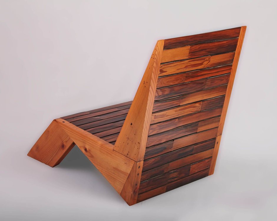 Изогнутый деревянный шезлонг