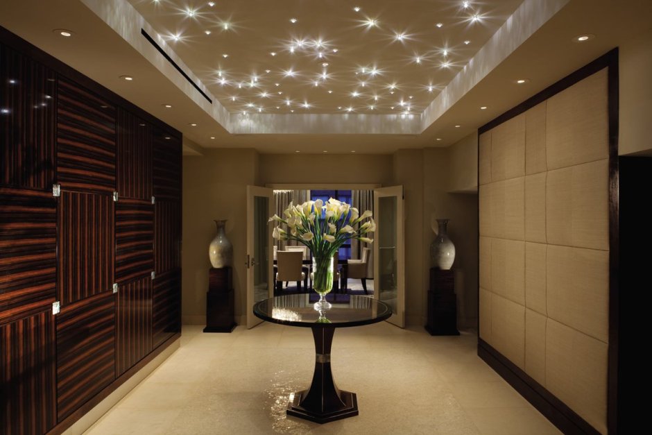 Натяжной потолок в коридоре