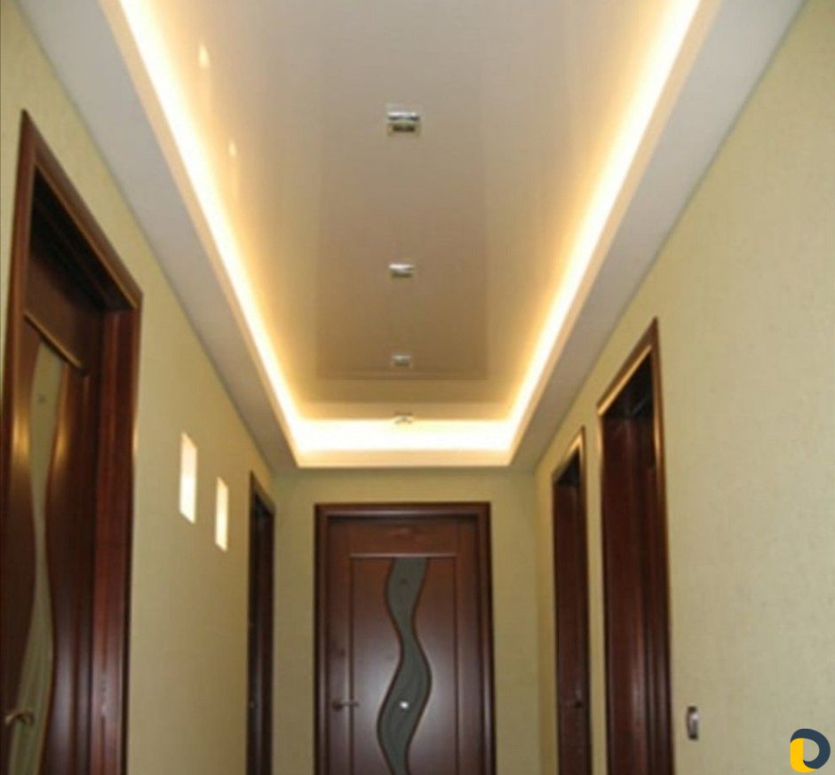 Глянцевый потолок в коридоре