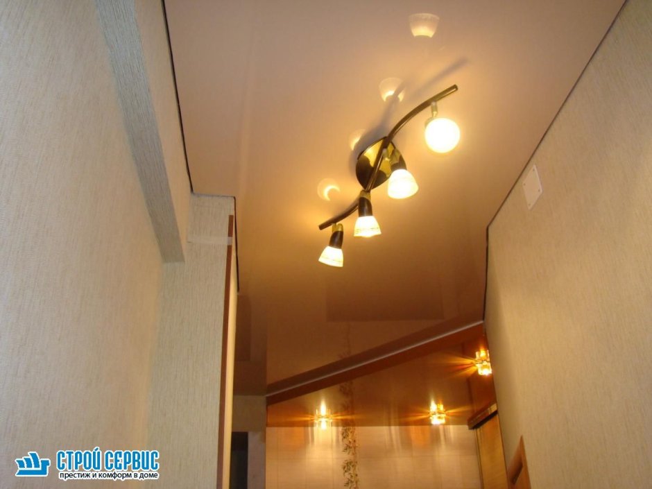 Натяжной потолок в прихожей