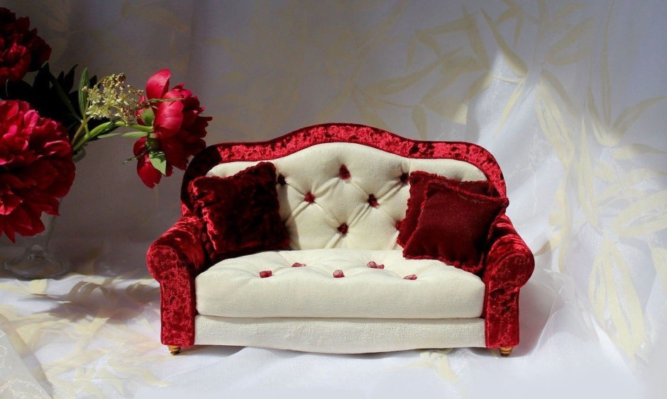 Кукольный диван из картона