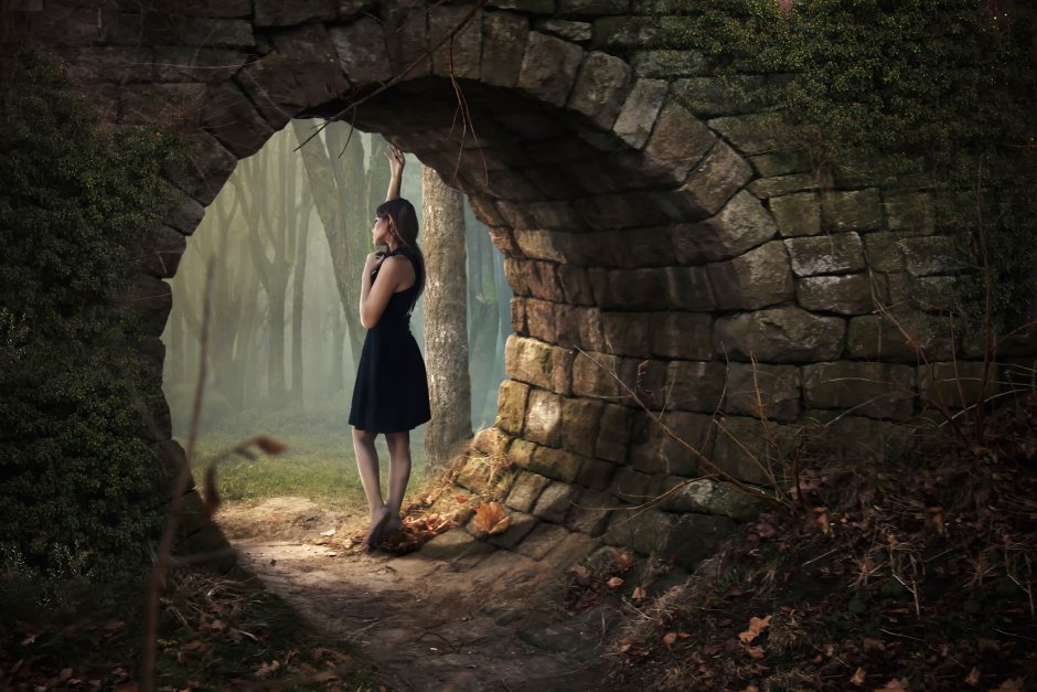 Испуганная девушка в платье