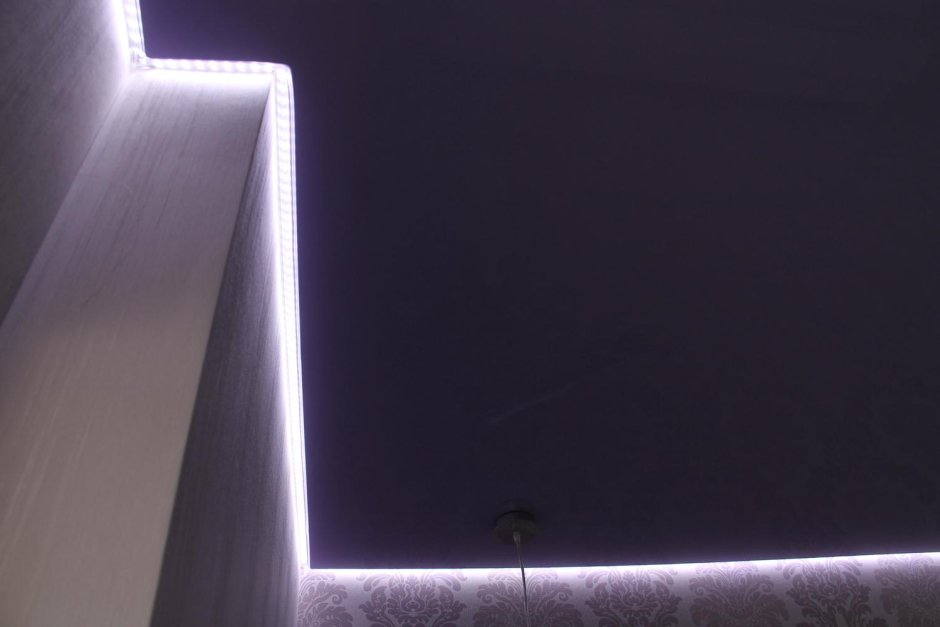 Черный парящий потолок с подсветкой