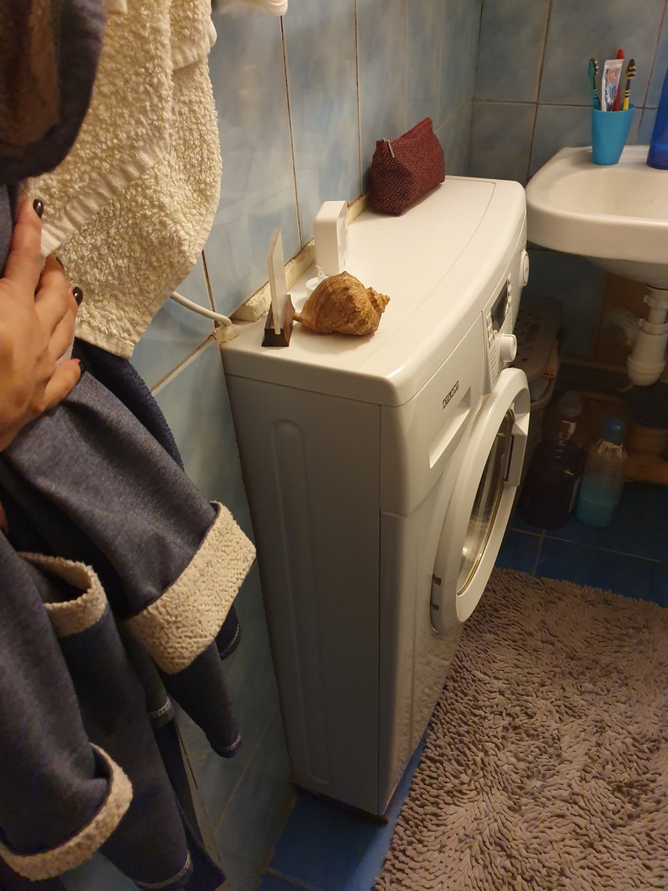 Стиральная машина рядом с унитазом