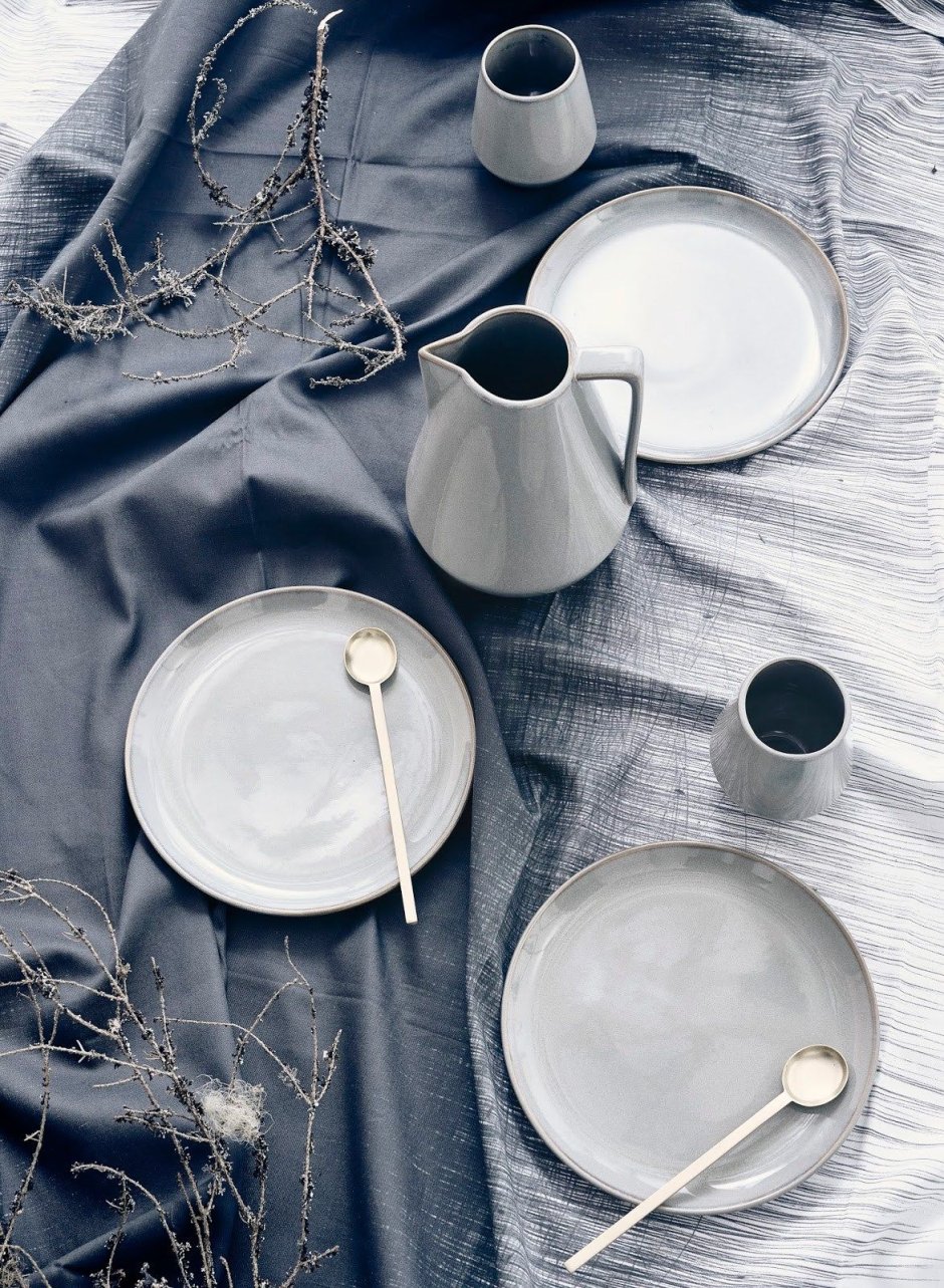 Серая посуда сервировка
