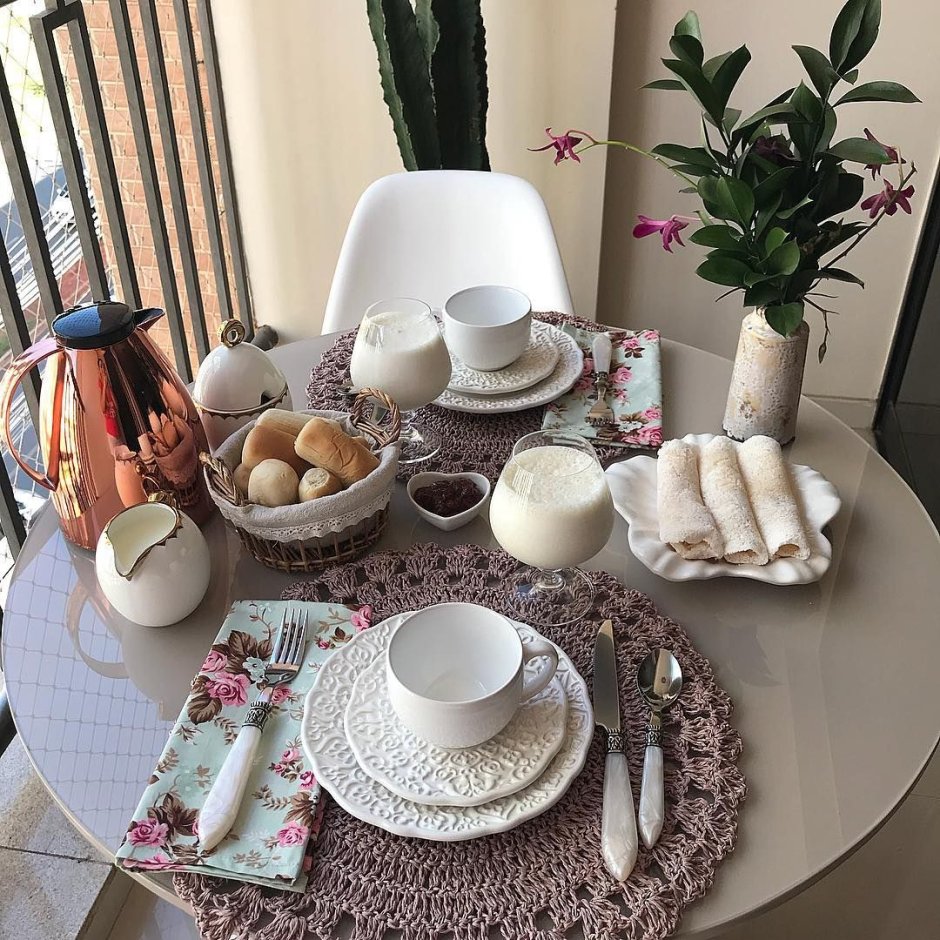 Сервировка стола на деревянных досках