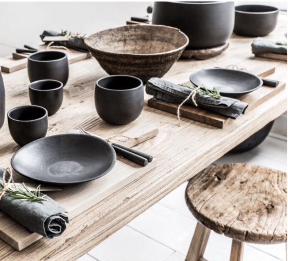 Сервировка стола в коричневых тонах