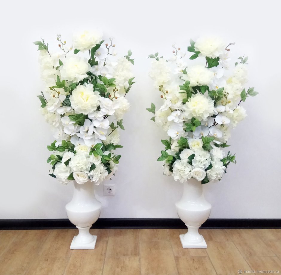 Напольные вазы с искусственными цветами