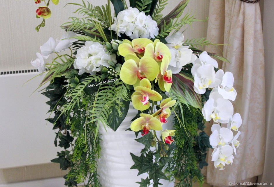 Композиция в напольной вазе