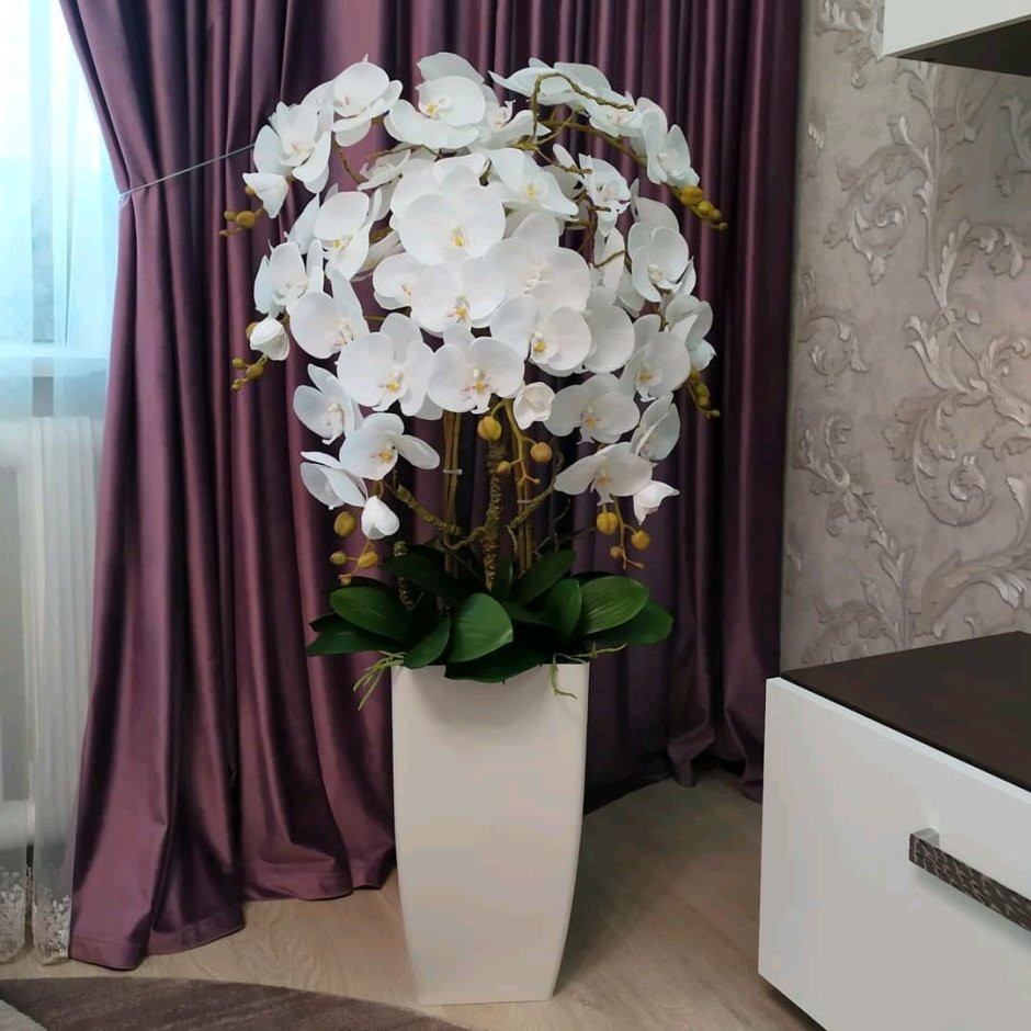 Стойка с искусственными цветами