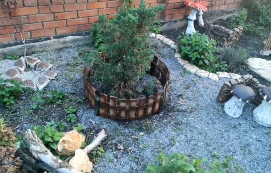 Заборчик из пластиковых ящиков