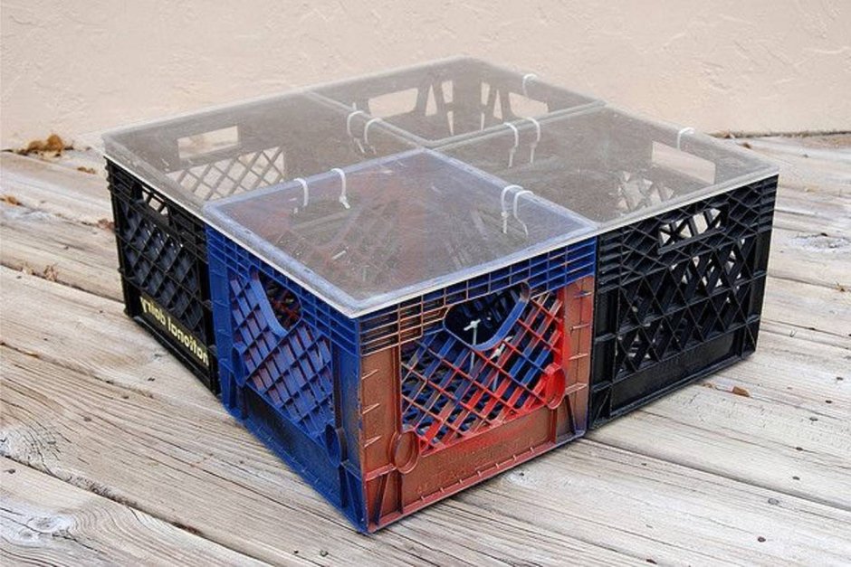 Клумбы для цветов из пластиковых ящиков