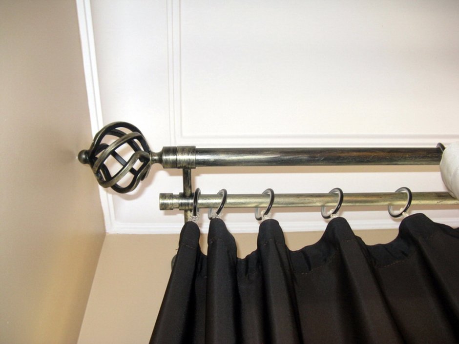 Тюль на карнизе труба