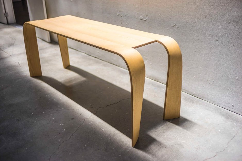 Изогнутый столик из фанеры